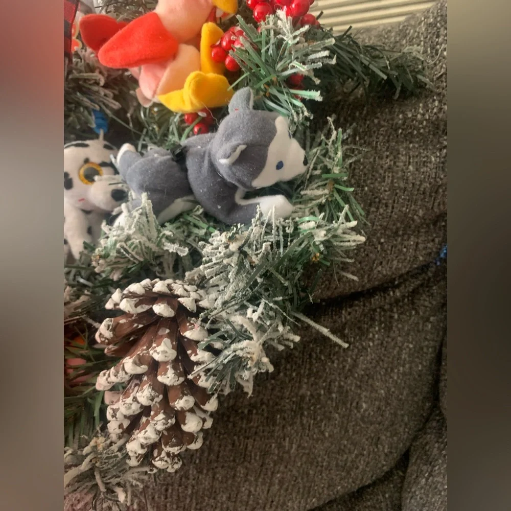 TY BEANIE BABY MINI COLLECTABLES W/ SNOWY PINECONES ON A WREATH